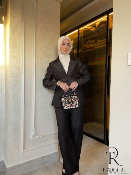أسود